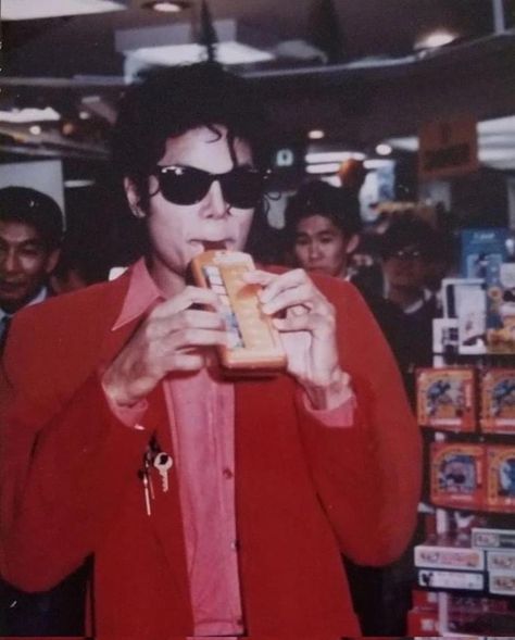 Michael Jackson at a toy store in Japan 1987 Michael Jackson 1987, Michael Jackson Painting, Michael Jackson 1988, Mj Bad, Michael Jackson Photoshoot, Michael Jackson Bad Era, Mike Jackson, Michael Jackson Funny, Hee Man