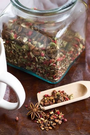 DIY Autumn Herbal Tea Blend - Tastes like fall in a cup! Also perfect for a homemade Christmas gift! | wickedspatula.com Tea Blends Recipes, Homemade Christmas Gift, Homemade Tea, Herbal Teas Recipes, Winter Tea, Tea Diy, Herbal Tea Blends, Spice Tea, Masala Chai