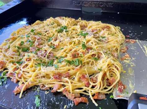 Chicken And Bacon Carbonara, Chicken Carbonara Pasta, Bacon Carbonara, Chicken Bacon Pasta, Chicken Carbonara, Carbonara Sauce, Blackstone Recipes, Tortellini Recipes, Flat Top Grill