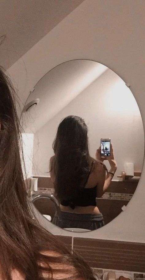 Berry Avenue Pfp Brown Hair, Brown Haired Girl Snaps, Brunette Mirror Selfie No Face, Brown Hair No Face, Brown Hair Pics, Long Hair Mirror Pic, Brown Hair Girl Snaps, Long Hair From Behind, Brunette Girl Faceless