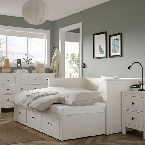 Lit Hemnes Ikea, Cama Ikea Hemnes, Hemnes Bedroom, Lit Banquette 2 Places, Ikea Hemnes Daybed, Hemnes Day Bed, Hemnes Bed, Day Bed Frame, Cama Ikea