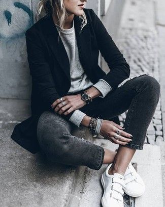 If you would like take your casual style to a new level, pair a black blazer with black jeans. A trendy pair of white leather low top sneakers is an easy way to infuse an air of casualness into this look. Tomboy Stil, Sweat Gris, Stile Casual Chic, Blazer Outfits Casual, Sneaker Outfits, Tomboy Chic, Sneakers Fashion Outfits, Womens Fashion Casual Fall, Blazer Outfit