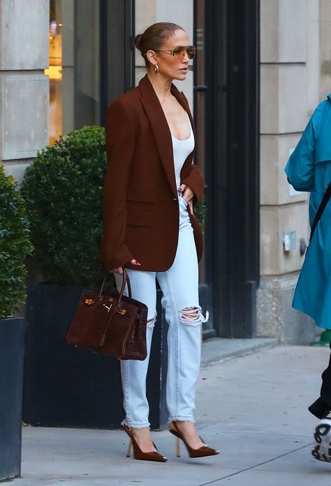 J Lo Winter Outfits, Khaki Heels Outfit, Printed Shoes Outfit, Weekend Street Style Casual, Jennifer Lopez Fall Outfits, Dark Brown Heels Outfit, Jennifer Lopez Casual Outfits, Blazer Outfits Casual Fall, Blazers And Jeans Outfit