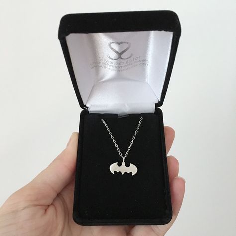 Batman Jewelry, Marvel Jewelry, Batman Love, Batman Gifts, Fandom Jewelry, Book Necklace, Bf Gifts, Batman And Catwoman, Batman Funny