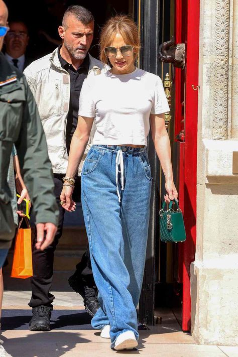 Jennifer Lopez’s Drawstring Jeans Are a Stylish Alternative to Sweatpants That You Can Get from $36 Drawstring Jeans Outfit, Drawstring Jeans, Paris Outfits, Celebrity Look, Celebrity Entertainment, Lady Dior, Baggy Jeans, White T Shirt, White Sneakers