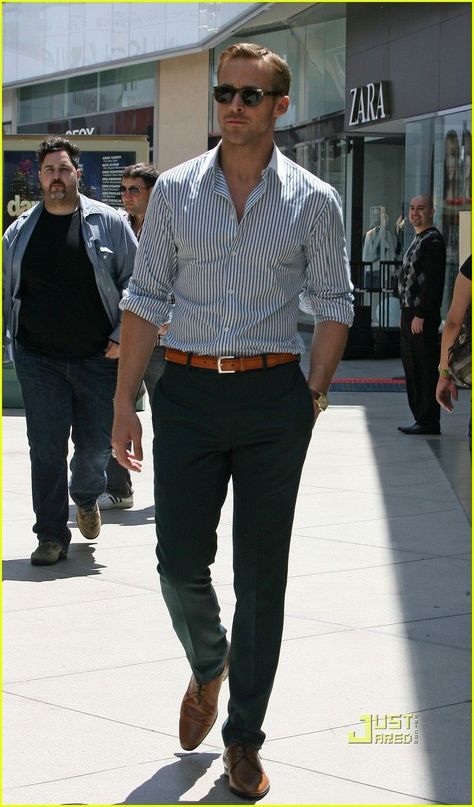 Ryan gosling. Ps. MEN MUST LEARN FROM HIM! he's looks great & his outfit is so simple. key=tailored Business Casual Outfits For Men, Business Casual Outfit, Mens Business Casual Outfits, Райан Гослинг, Ryan Guzman, Smart Casual Men, Mens Fashion Smart, Business Casual Outfits For Work, Classy Men