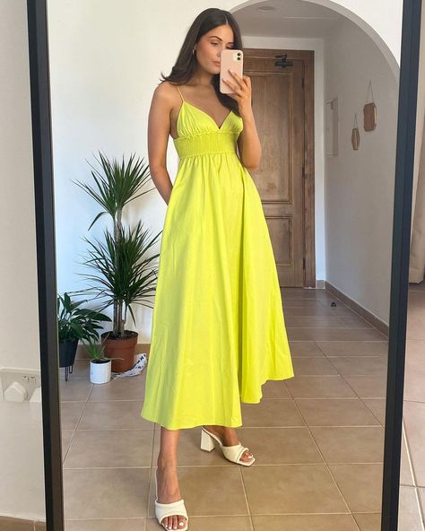 JESSIE | DAILY OUTFITS | DUBAI on Instagram: “The zara maxi dress of dreams 🤍 in love with this lime green colour, seeing it everywhere for spring summer ☀️ . Will link it in stories 💚…” Lime Dress Outfit, Lime Green Dress Outfit, Green Spring Dresses, Zara Draped Dress, Zara Poplin Dress, Zara Floral Print Dress, Green Dress Outfit, Trend Board, City Outfit