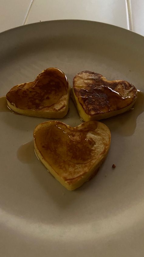 low cal heart food pancake breakfast Heart Shaped Pancakes Aesthetic, Heart Shape Pancakes, Heart Pancakes, Heart Shaped Pancakes, Valentines Aesthetic, Pancake Shapes, Heart Shaped Food, Heart Food, Sweet Snacks Recipes