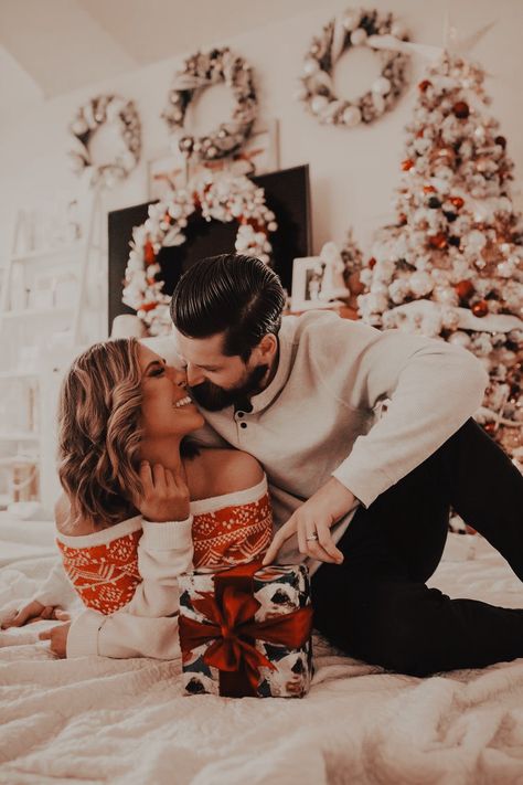 Christmas Morning Outfit, Christmas Ootd, Christmas Couple Photos, Family Photo Outfits Winter, Photoshoot Winter, Christmas Couple Pictures, Morning Outfit, Christmas Session, Morning Christmas