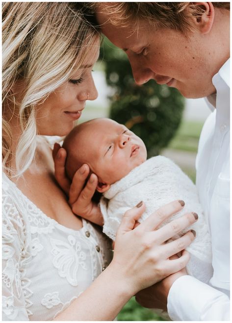 Family Session With Newborn Outdoors, Newborn Photo Shoot Outside, Newborn Lifestyle Outdoors, Newborn Family Session At Home, Family Photography With Newborn, Newborn Family Photo Poses, Family Session With Newborn, Newborn Family Shoot Outdoors, Family Poses With Newborn