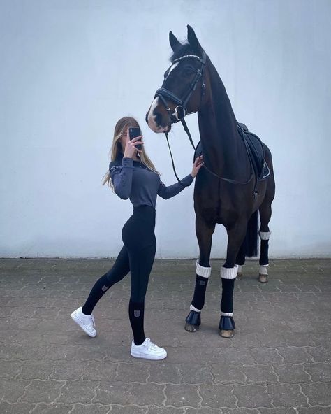 Horse Riding Outfit Equestrian Fashion, Hunter Jumper Aesthetic, Walk In Shower Tile, Aesthetic Equestrian, Jumper Aesthetic, Riding Outfit Equestrian, Jumper Outfits, Equestrian Photography, Horse Riding Outfit