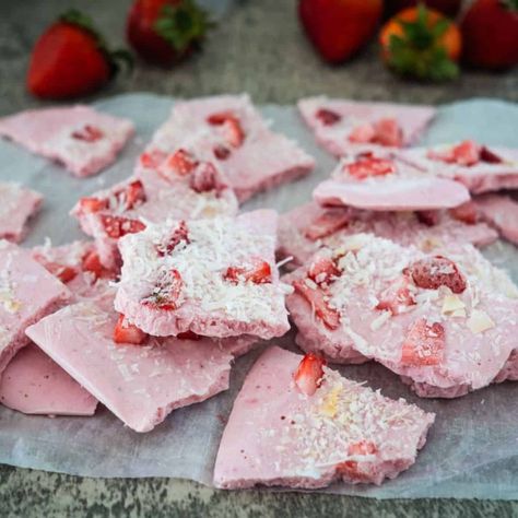 Keto Berry Cobbler, Cottage Cheese Strawberry, Frozen Cottage Cheese, Cottage Cheese Bark, Keto Cottage Cheese Recipes, Keto Bark, Strawberry Bark, Keto Cottage Cheese, Cottage Cheese Dessert Recipes