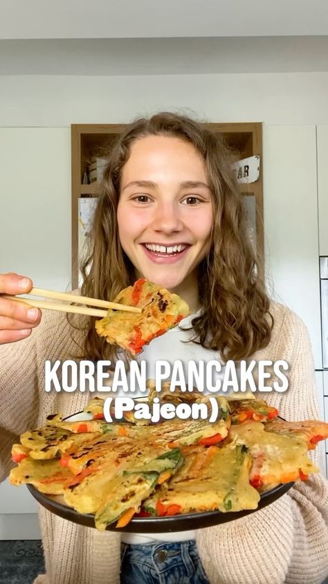 fitgreenmind on Instagram: KOREAN PANCAKES (PAJEON) 😍 Easy, delicious...you’ll love it! 🤝 Pajeon are a kind of jeon which are Korean pancakes usually made with eggs… Pajeon Recipe, Jeon Recipe, Korean Veggies, Korean Pancake Recipe, Veggie Pancakes, Onion Pancake, Korean Pancake, Bariatric Food, Instagram Korean