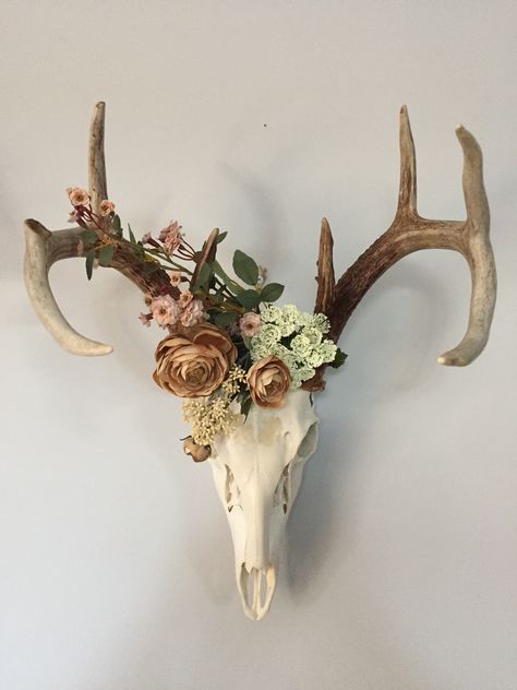 European mount with flowers. A classy way to “girl up” a masculine hobby. European Wall Mount Deer Skulls, European Deer Mount Ideas Girly, European Mounts Ideas Deer Heads, European Mount Ideas Rustic, Deer Horns With Flowers, Elk Head Decor, European Deer Head Mount Ideas, Farmhouse Skull Decor, European Mount With Flowers