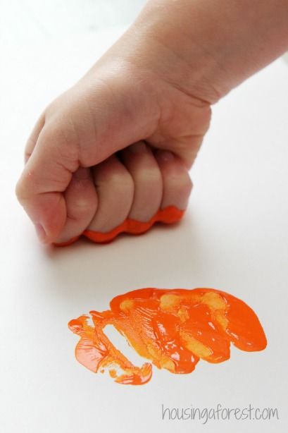 Carrot Handprint Art - use 3 thumbprints for leaves. Carrot Craft, Vegetable Crafts, Orange Craft, Food Art For Kids, Footprint Art, Handprint Crafts, Daycare Crafts, Creative Gardening, Handprint Art