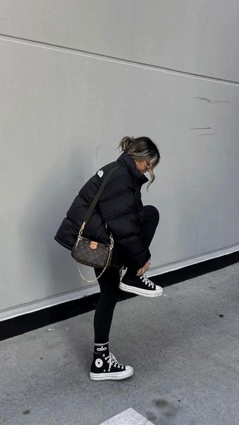 Puffer Jacket Outfit, Comfy Outfits Winter, Look Adidas, Looks Country, Skandinavian Fashion, Uni Outfits, Cold Outfits, Looks Street Style, Mode Inspo