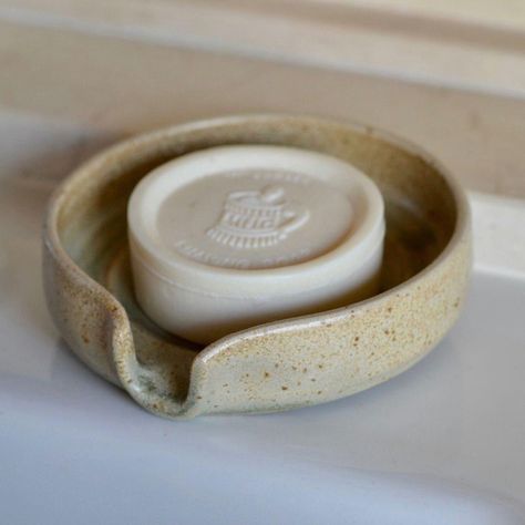 Draining Soap Dish Pottery, Bathroom Clay Decor, Butter Dishes With Lid Pottery, Pottery Soap Holder, Soap Dishes Ceramic, Soapdish Ceramics, Soap Holder Ceramic, Pottery Soap Dish Ideas, Ceramic Soap Dish Handmade