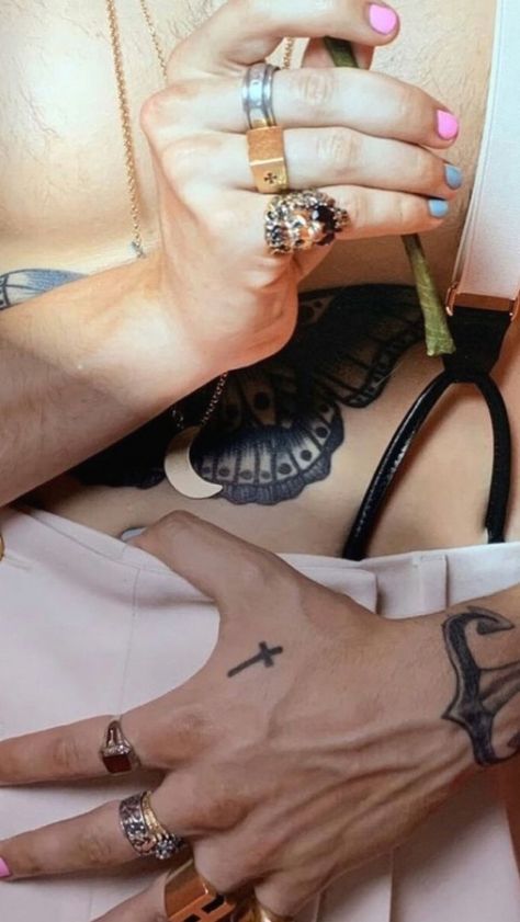 One Direction Nails, Harry Styles Rings, Hslot Outfit Ideas, Harry Styles Hands, Harry Potter Nails, Fine Line Harry Styles, Harry Styles Tattoos, Harry Styles Nails, Mens Nails