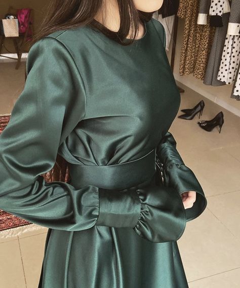 Modest Silk Dress, Silk Dress Ideas, Elegant Silk Dresses, Chic Evening Dress, Tight Dress Outfit, Fashion Reference, Soiree Dress, Graduation Dresses, Modesty Fashion