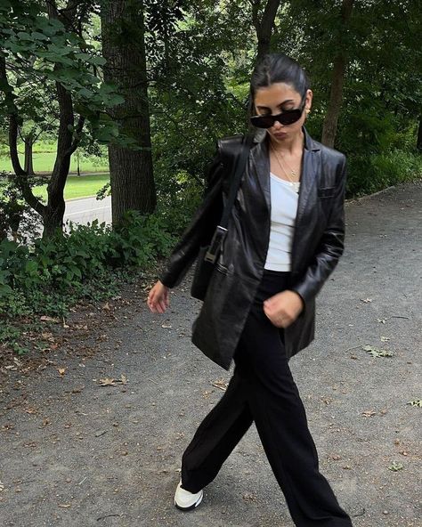 Black Leather Blazer Outfit, Blazer Outfits Women, Black Coat Outfit, Black Leather Jacket Outfit, Black Blazer Outfit, Leather Blazer Women, Ny Outfits, Blazer Outfits Casual, Black Leather Blazer