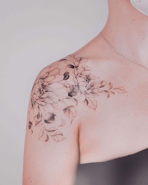 Detailed & Romantic Soft Ink Shoulder Tattoo Shoulder Tattoos For Females, Feminine Shoulder Tattoos, Women's Shoulder Tattoo, Front Shoulder Tattoos, Shoulder Cap Tattoo, Flower Shoulder Tattoo, Artsy Tattoos, Floral Tattoo Shoulder, Bright Tattoos