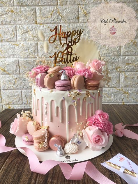 Birthday cake,macarons,roses,buttercream Cake With Macarons On Top And Flowers, Drip Cake Ideas Birthday Woman, Pink Cake With Macarons On Top, Cake Decorations With Macarons, Macroon Cake Decor, Birthday Cake Macarons Decoration, Pink Cake With Macarons, Macroon Cake Ideas, Macaron Cake Ideas