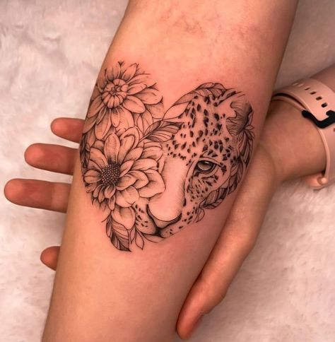 Shoulder And Arm Tattoo, Cheetah Tattoo, Jaguar Tattoo, Leopard Tattoos, Rose Tattoos For Women, Women's Tattoo, Tattoo Feminina, Subtle Tattoos, Tiger Tattoo