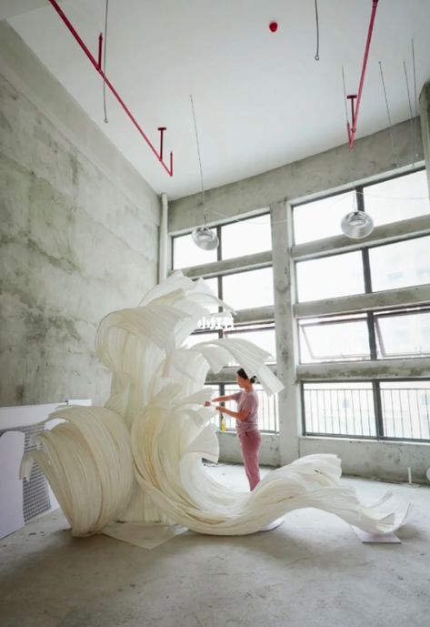 Summer Art Installation, Wedding Sculpture Ideas, Floral Installation Art, Weding Decoration, Wedding Sculpture, Suspended Art, Asian Wedding Decor, Giant Flowers Diy, Paper Installation