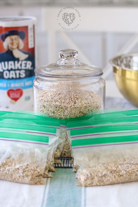 Homemade Instant Oatmeal Packets save so much money and they taste just as delicious! In just 10 minutes, you can create 24 oatmeal packets! Recipes Using Instant Oatmeal, Homemade Oats, Homemade Instant Oatmeal, Breakfast Bundt Cake, Instant Oatmeal Packets, Diy Oatmeal, Brown Sugar Oatmeal, Bacon Eggs Breakfast, Diy Mixes