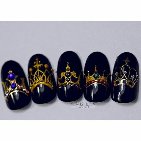 ☺ Drawing On Nails, Crown Nail Art, Crown Nails, Diy Rhinestone Nails, Frozen Nails, Divine Order, Crown Drawing, Queen Nails, Manicure Nail Designs