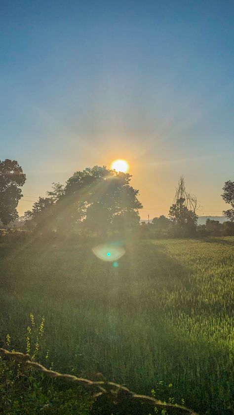 Morning View Aesthetic, Xiaomi Wallpapers, Sky Photography Nature, Travel Pictures Poses, Blue Art Prints, Morning View, Moon Photography, Simple Photo, Sky Art