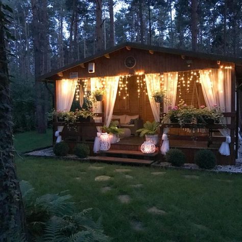 Jak urządzić drewniany taras? Moje sposoby na wyjątkowy klimat. - Twoje DIY Taras Diy, California Garden Design, Patio Lighting Ideas, Backyard Layout, Patio Seating Sets, Little House Plans, Backyard Garden Landscape, Tiny House Loft, Cottage Style House Plans