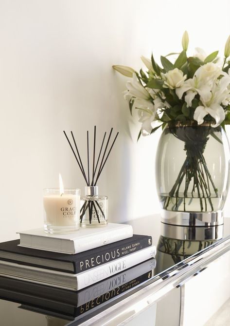 Reed Diffuser Decor, Table Decor Living Room, Home Design Living Room, Apartment Decor Inspiration, Decor Home Living Room, Luxury Candles, Decorating Coffee Tables, Book Decor, Decoration Table