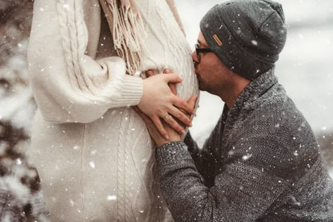 Outside Winter Maternity Photos, Snow Pregnancy Photoshoot, Maternity Photo Shoot In Snow, Maternity Session Winter, Winter Maternity Photos Outdoor, Maternity Photography Outside Winter, Snow Maternity Photos, Winter Maternity Photography, Maternity Christmas Pictures