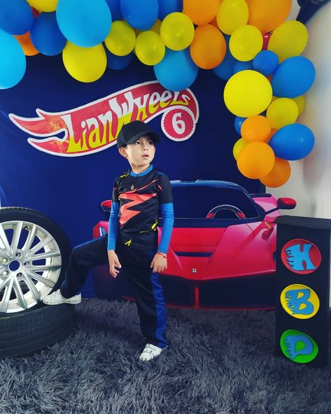 Hot Wheels Backdrop, Hot Wheels Themed Birthday Party, Bolo Hot Wheels, Hot Wheels Cake, Hotwheels Birthday Party, Hot Wheels Party, Hot Wheels Birthday, Hot Wheel, Mario Kart