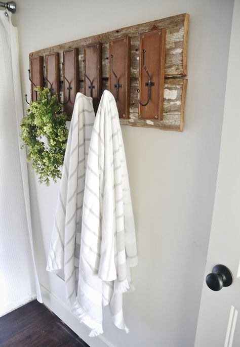 Farmhouse Bathroom Towel Rack Ideas, Diy Bathroom Hooks, Towel Rack Bathroom Hanging Ideas, Bathroom Towel Hanging Ideas, Farmhouse Towel Rack, Diy Towel Rack, Bathroom Cabinets Diy, Bathroom Towel Hooks, Farmhouse Vanity