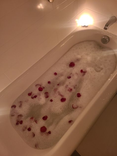 Flower Petal Bath, Rose Bath Aesthetic, Rose Water Bath, Rose Petal Candle, Romantic Bath, Rose Petal Bath, 2000s Scene, White Bed Sheets, Bath Aesthetic