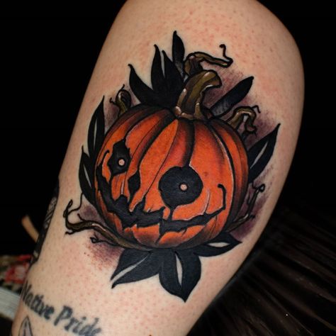 Pumpkin Hand Tattoo, Traditional Pumpkin Tattoo, Lantern Tattoos, Pumpkin Tattoos, Tattoo Soul, Holiday Tattoos, Fall Tattoos, Geisha Tattoos, Cute Halloween Tattoos