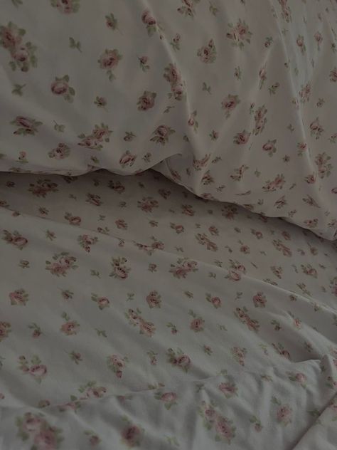 Rose bedding coquette bedding Flower Bedspread Aesthetic, Coquette Bedspread, Floral Bed Sheets Aesthetic, Coquette Sheets, Dark Bed Sheets, Fancy Bed Sheets, Rose Petals Aesthetic, Flower Bedsheet, Petals Aesthetic