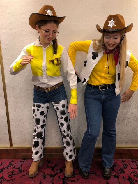 Disfraz de Woody y Jessie Female Woody Costume, Jessie Costume Toy Story Women, Woody Costume Women's, Woody And Jessie Costumes, Toy Story Diy, Jessie Halloween Costume, Disfraz Toy Story, Jessie Costume, Toy Story Costume