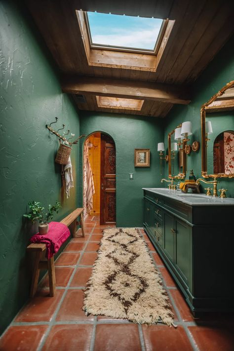 Green Bathroom Paint, Dark Green Bathroom, Estilo Kitsch, Mirror And Sconces, Dark Green Bathrooms, Green Vanity, Yellow Tile, Studio Diy, Green Walls