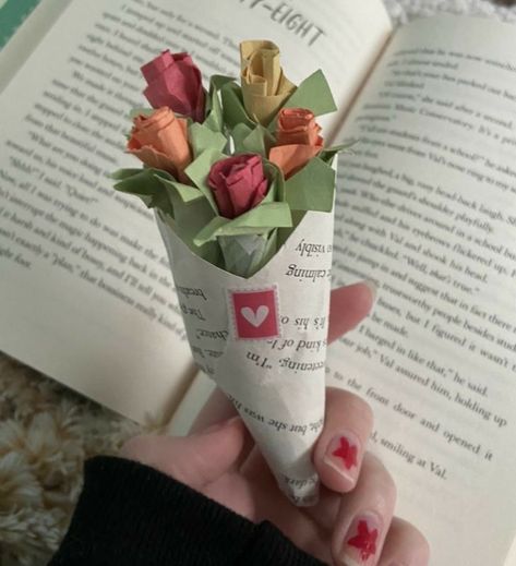 Paper Bouquet Aesthetic, Cute Origami Tutorial, Origami Aesthetic, Cute Origami, Instruções Origami, Pin Enamel, Paper Flower Bouquet, Viria