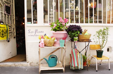 Boutique Les fleurs Cadeaux-bijoux-accessoires : 6 passage Josset. Paris XI du lundi au samedi de 11h30 à 19h30 http://www.boutiquelesfleurs.com/ Old Train Station, Paris Decor, Paris Place, Paris Shopping, La Rive, World Traveller, Shopping Places, French Garden, Rive Gauche