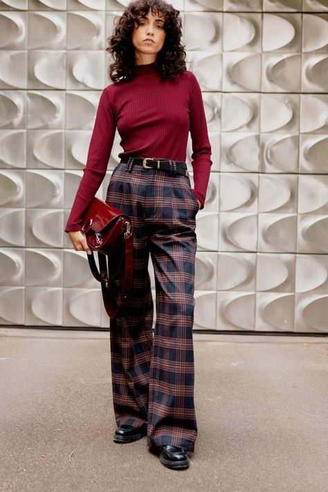 Printed Trousers Outfit, Red Skirt Outfit, Red Skirt Outfits, Unusual Outfits, Inspi Outfit, Ootd Autumn, Printed Pants Outfits, Checked Pants, Style Parisienne