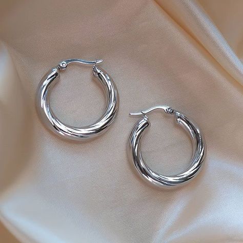 Cute Earrings Aesthetic Silver, Little Silver Hoop Earrings, Silver Earrings Aesthetic Elegant, Earings Aesthetics Silver, Jewelry Accessories Aesthetic Silver, Earrings Hoops Silver, Aesthetic Silver Earrings, Sliver Earing, Cute Silver Hoop Earrings