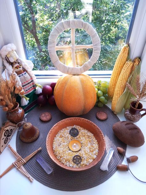 Lammas Altar Ideas, Lammas Lughnasadh Altar, Lughnasadh Altar, Lammas Altar, Wicca Holidays, Lammas Lughnasadh, Altar Ideas, Pagan Festivals, Witches Altar