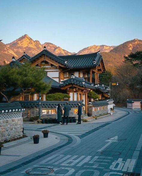 Korea Undiscovered on Instagram: "Eunpyeong Hanok Village is a beautiful hidden gem in Seoul if you love traditional Korean houses (Hanok) 🥰🇰🇷   Share with someone you would love to go on a walk here with 🤩  @ssteart ✨" Traditional Korean House Aesthetic, Modern Hanok House Exterior, Eunpyeong Hanok Village, Korean Village House, Korean Countryside House, Hanok House Korean Traditional, Korea Traditional House, Seoul House, Korean Village