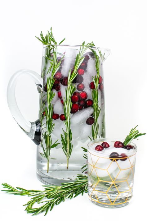 Christmas Fruit Water, Holiday Infused Water, Infused Water For Christmas Party, Christmas Drink Dispenser, Christmas Flavored Water, Christmas Infused Water, Water Pitcher Ideas, Spa Water Recipes, Tree Charcuterie