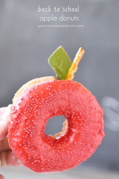 Now how much fun would these apple donuts be for the first day of school -- So cute!! Act Normal, Apple Donuts, School Tables, School Breakfast, Apple Theme, Back To School Party, School Treats, School Snacks, School Parties