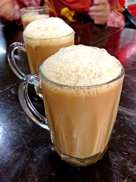 Teh tarik, either hot or cold, will always be my favorite drink ever ! Teh Tarik Illustration, Malaysian Street Food, Asian Cafe, Singaporean Food, Irish Tea, Teh Tarik, Coffee Wall Decor, Singapore Food, Nasi Lemak